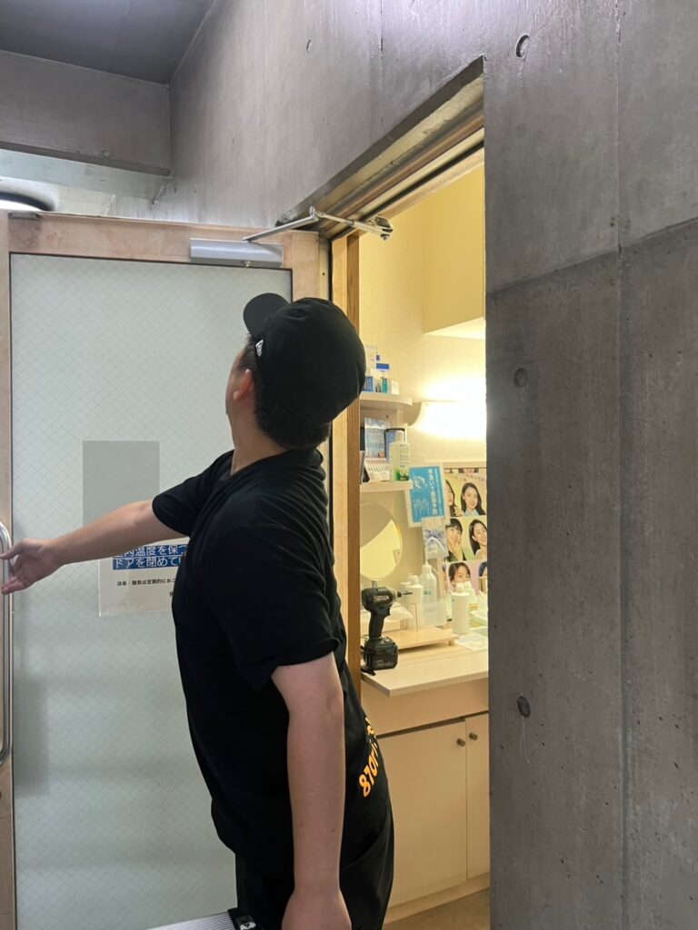 ドアクローザー交換します　お片付けのハチドリ舎